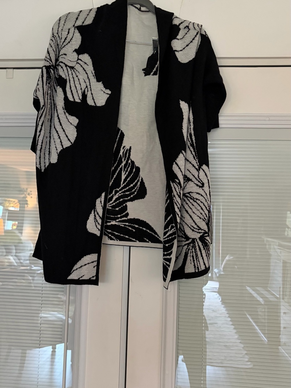 Chicos Black & White Floral Open-Front Women’s Sweater Cardigan - medium -